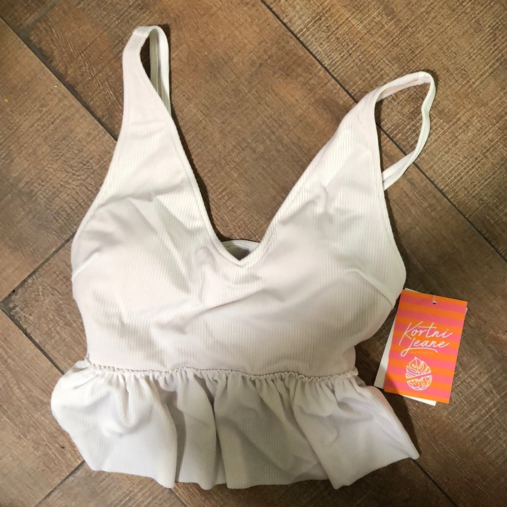Kortni Jeans v-neck white top